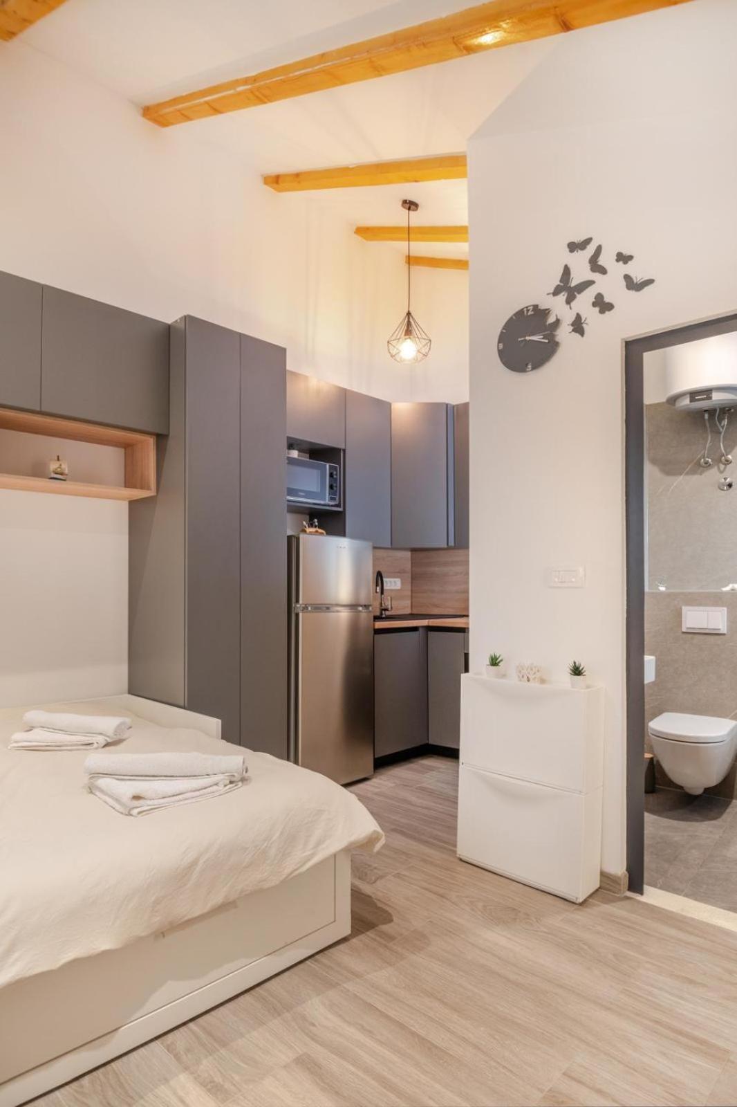Apartment Modesty Split